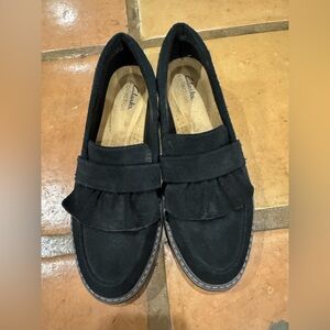Clarks Airabell slip-on wedge ruffle loafers in black size 8.5